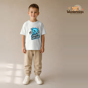 T-Shirt für Jungen in Weiß mit Motiv „Kaputt aber süß“, getragen von einem Kind – Wunderknirps.
