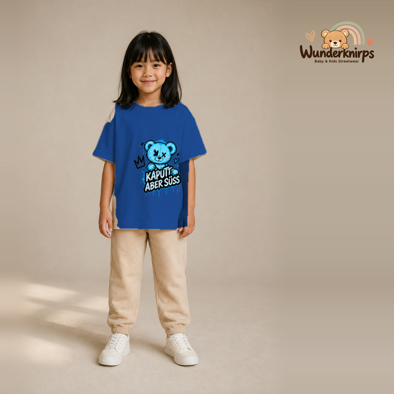 T-Shirt für Mädchen in Blau mit Motiv „Kaputt aber süß“, getragen von einem Kind – Wunderknirps.