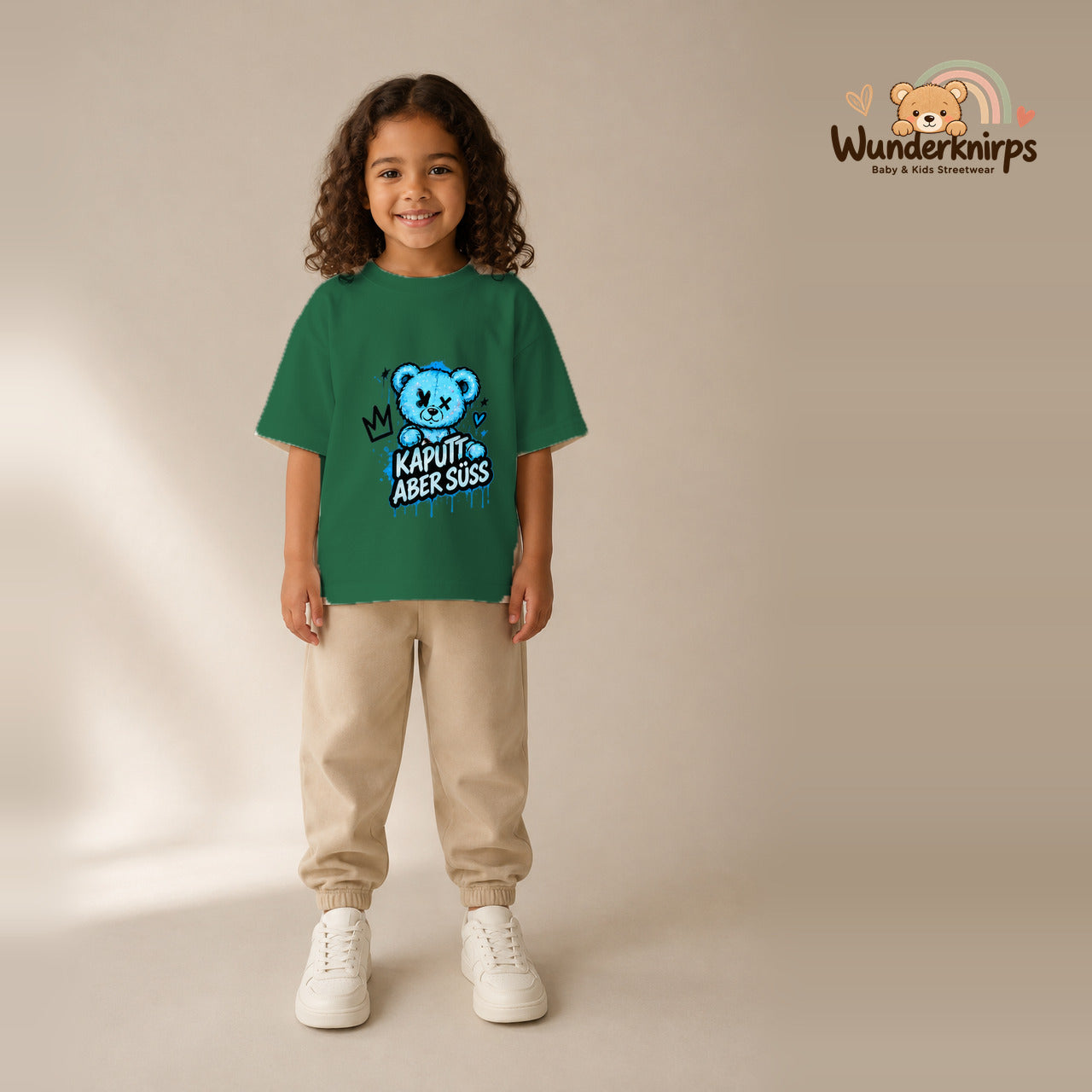 T-Shirt für Mädchen in Grün mit Motiv „Kaputt aber süß“, getragen von einem Kind – Wunderknirps.