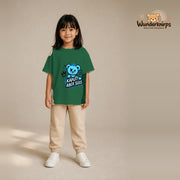 T-Shirt für Mädchen in Grün mit Motiv „Kaputt aber süß“, getragen von einem Kind – Wunderknirps.