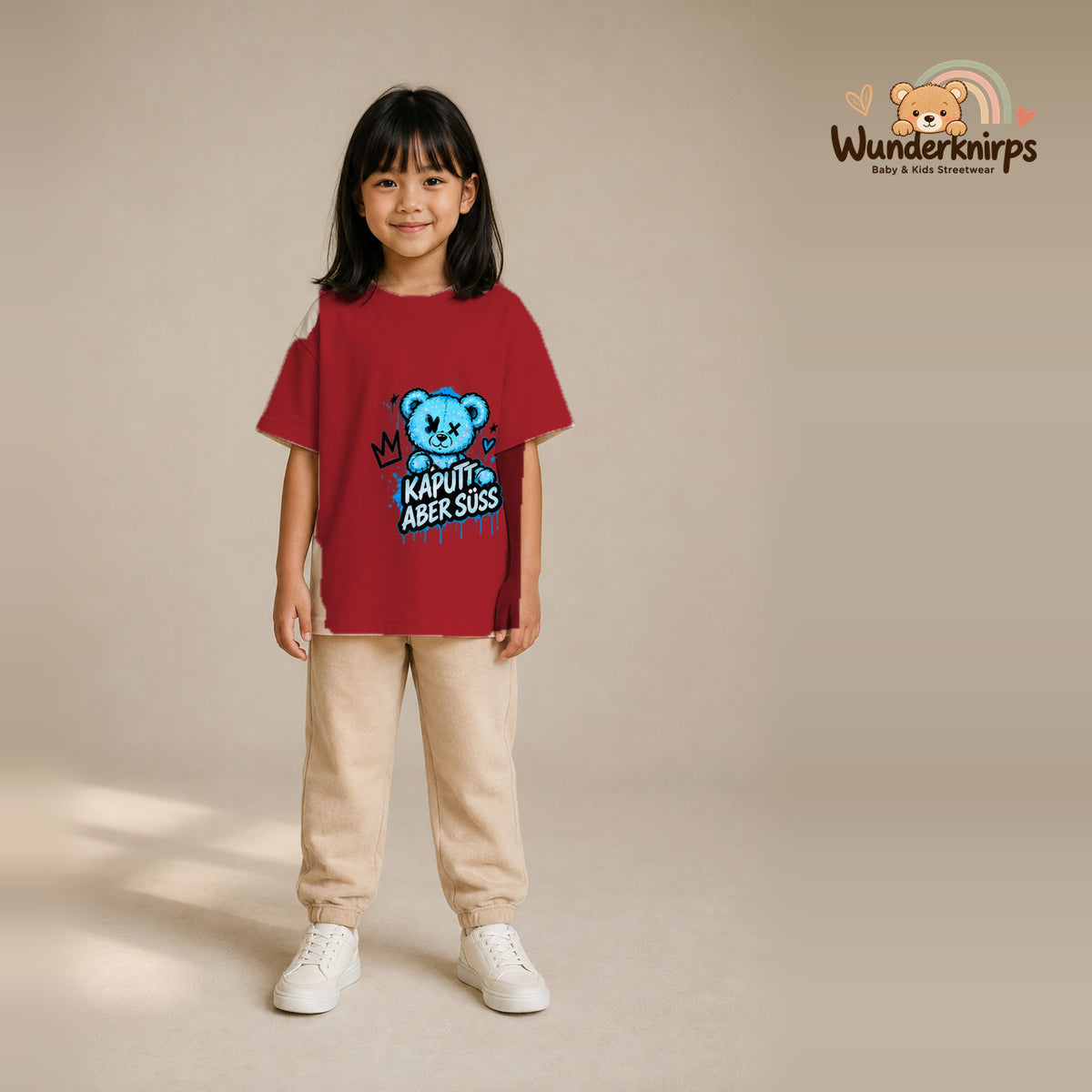 T-Shirt für Mädchen in Rot mit Motiv „Kaputt aber süß“, getragen von einem Kind – Wunderknirps.