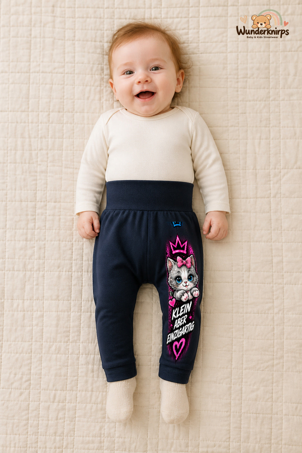 Katze Traumlook – Klein aber einzigartig – Babyhose für Mädchen: Navy mit Katze-Druck am Hosenbein – Wunderknirps.