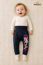 Katze Traumlook – Klein aber einzigartig – Babyhose für Mädchen: Navy mit Katze-Druck am Hosenbein – Wunderknirps.