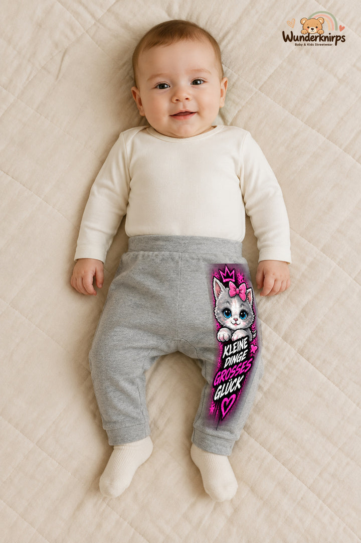 Kleine dinge großes Glück – Babyhose mit dem Motiv Katze – für Jungen: Grau meliert mit Katze-Druck am Hosenbein – Wunderknirps.