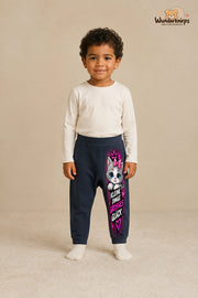 Kleine dinge großes Glück – Babyhose mit dem Motiv Katze – für Jungen: Navy mit Katze-Druck am Hosenbein – Wunderknirps.