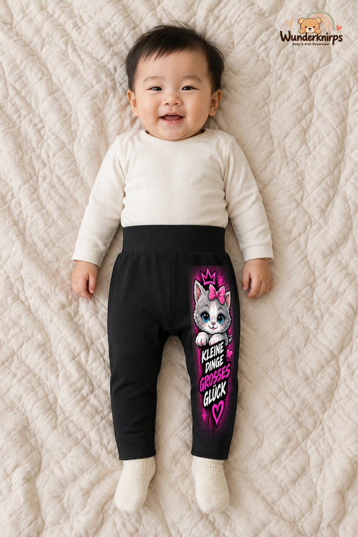Kleine dinge großes Glück – Babyhose mit dem Motiv Katze – für Jungen: Schwarz mit Katze-Druck am Hosenbein – Wunderknirps.