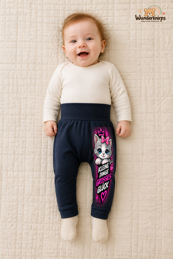 Katze Lieblingslook – Kleine dinge großes Glück – Babyhose für Mädchen: Navy mit Katze-Druck am Hosenbein – Wunderknirps.