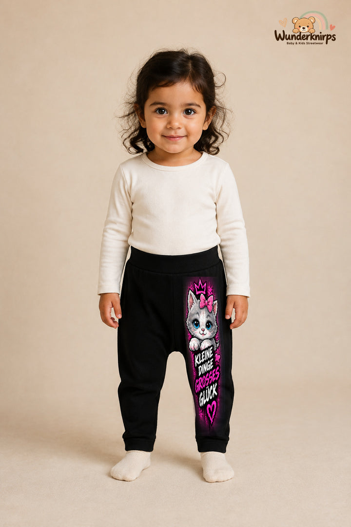 Katze Lieblingslook – Kleine dinge großes Glück – Babyhose für Mädchen: Schwarz mit Katze-Druck am Hosenbein – Wunderknirps.