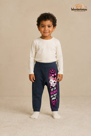 Katze Alltagsheld – Sei du selbst das passt immer – Babyhose für Jungen: Navy mit Katze-Druck am Hosenbein – Wunderknirps.