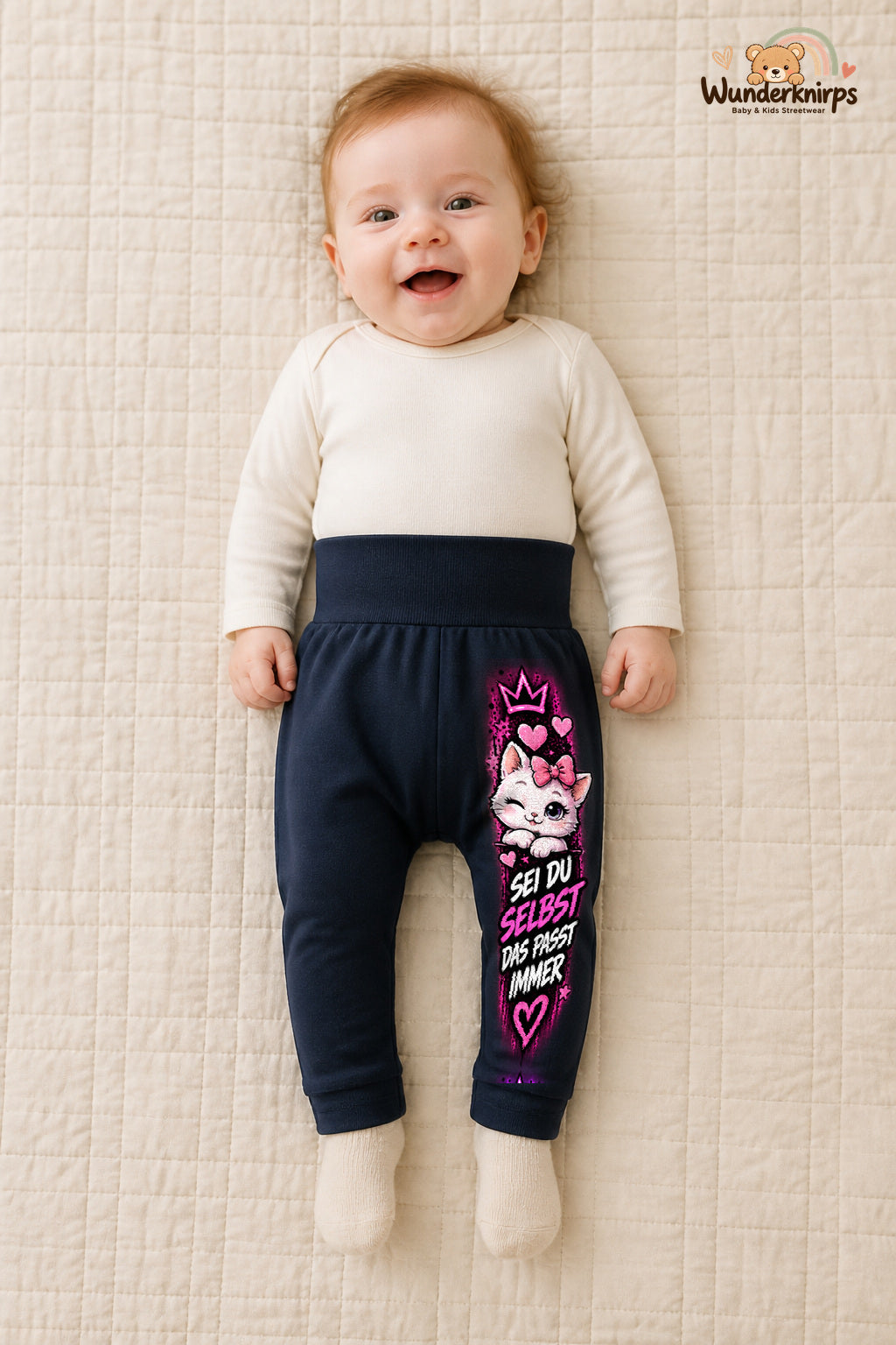Katze Traumlook – Sei du selbst das passt immer – Babyhose für Mädchen: Navy mit Katze-Druck am Hosenbein – Wunderknirps.