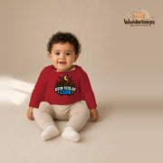 Babybody für Jungen in Rot mit Motiv „Kein Schlaf Club“, getragen von einem Kind – Wunderknirps.