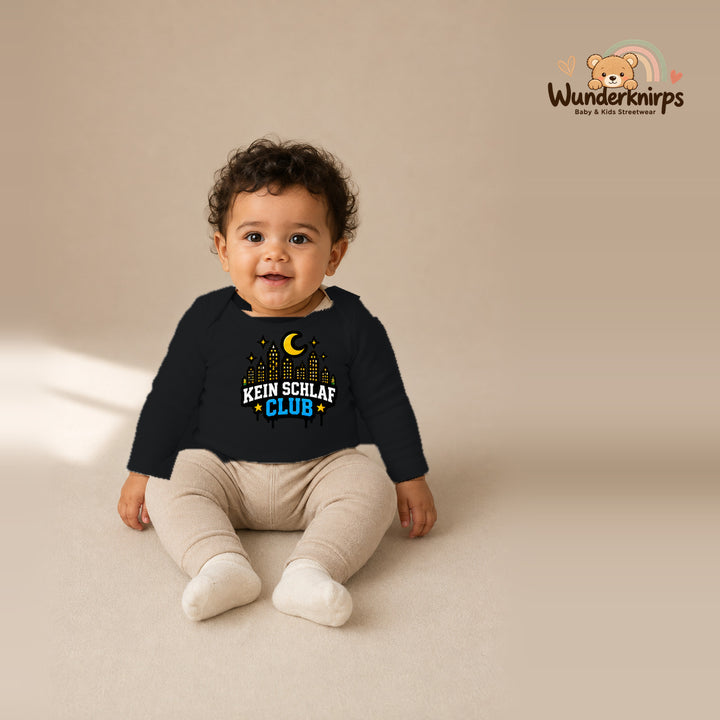 Babybody für Jungen in Schwarz mit Motiv „Kein Schlaf Club“, getragen von einem Kind – Wunderknirps.