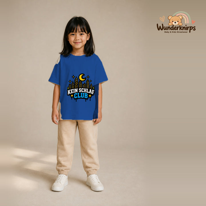 T-Shirt für Mädchen in Blau mit Motiv „Kein Schlaf Club“, getragen von einem Kind – Wunderknirps.