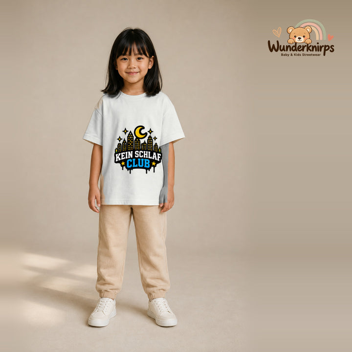 T-Shirt für Mädchen in Weiß mit Motiv „Kein Schlaf Club“, getragen von einem Kind – Wunderknirps.