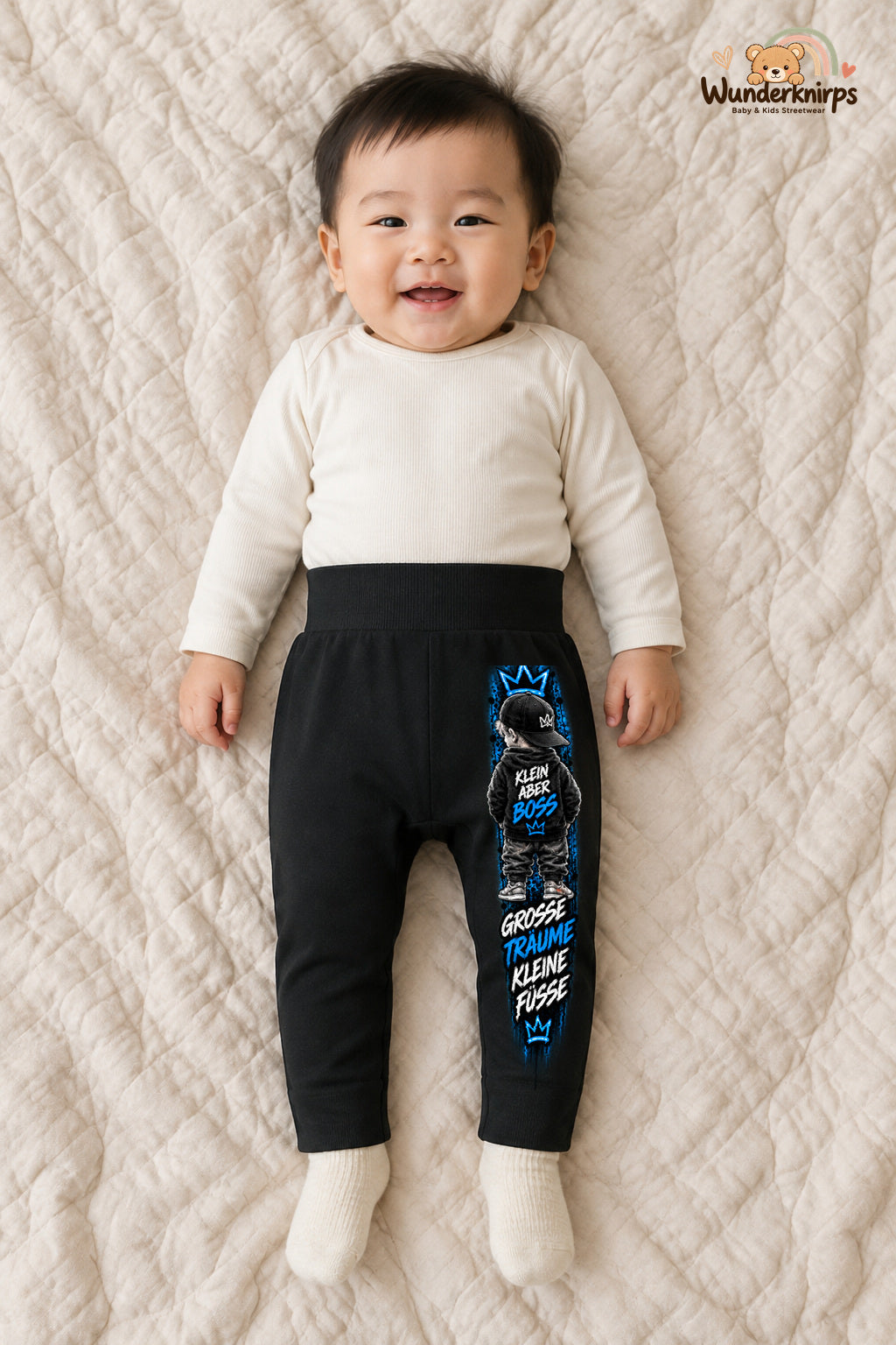 Große Träume kleine Füße: Kinderfigur für kleine Entdecker – Babyhose für Jungen: Schwarz mit Kinderfigur-Druck am Hosenbein – Wunderknirps.