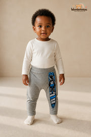Große Träume kleine Füße – Kinderfigur mit Persönlichkeit – Babyhose für Mädchen: Grau meliert mit Kinderfigur-Druck am Hosenbein – Wunderknirps.