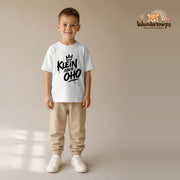 T-Shirt für Jungen in Weiß mit Motiv „Klein aber oho“, getragen von einem Kind – Wunderknirps.