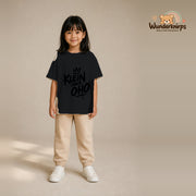 T-Shirt für Mädchen in Schwarz mit Motiv „Klein aber oho“, getragen von einem Kind – Wunderknirps.