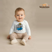 Babybody für Jungen in Weiß mit Motiv „Klein aber wild“, getragen von einem Kind – Wunderknirps.