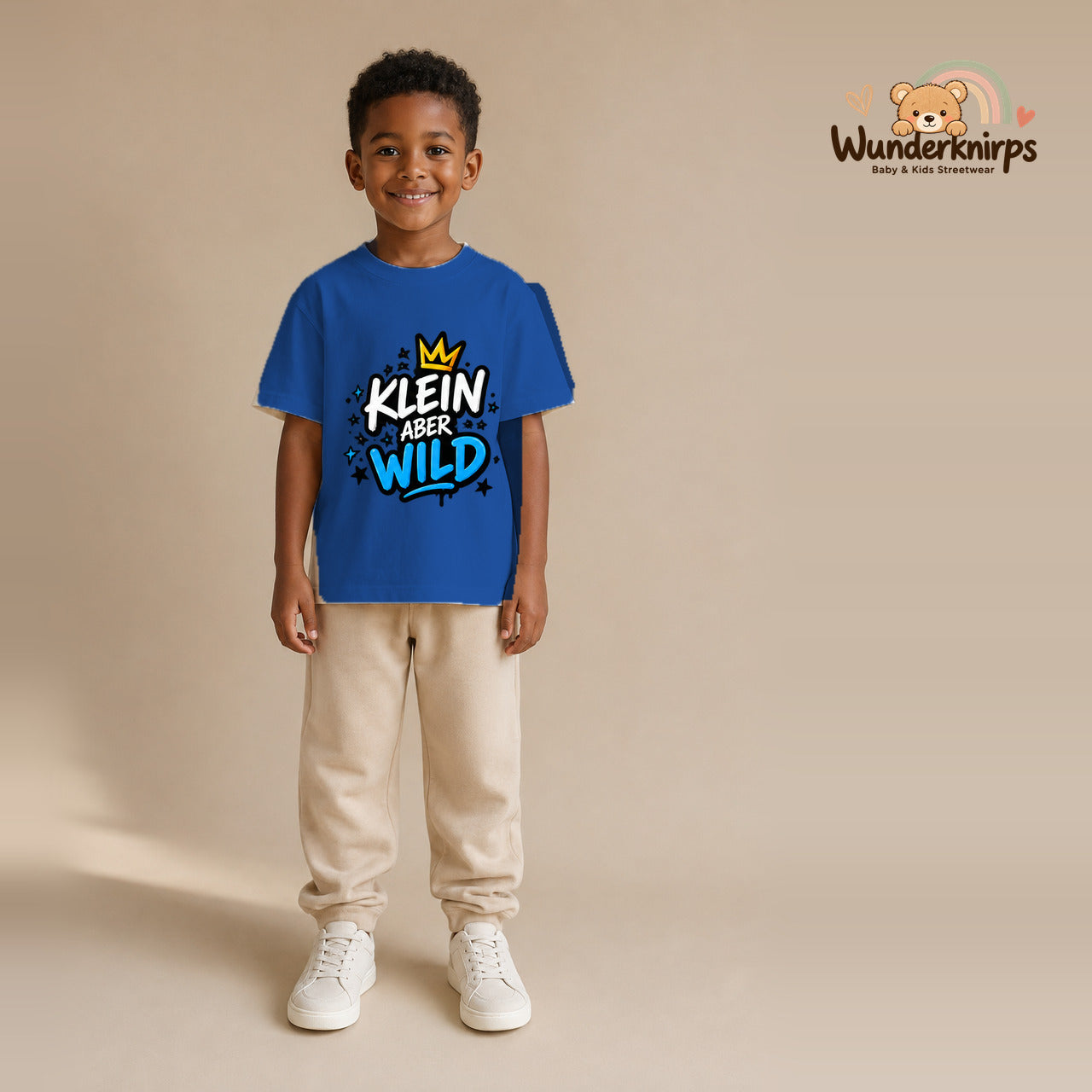 T-Shirt für Jungen in Blau mit Motiv „Klein aber wild“, getragen von einem Kind – Wunderknirps.