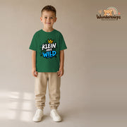 T-Shirt für Jungen in Grün mit Motiv „Klein aber wild“, getragen von einem Kind – Wunderknirps.