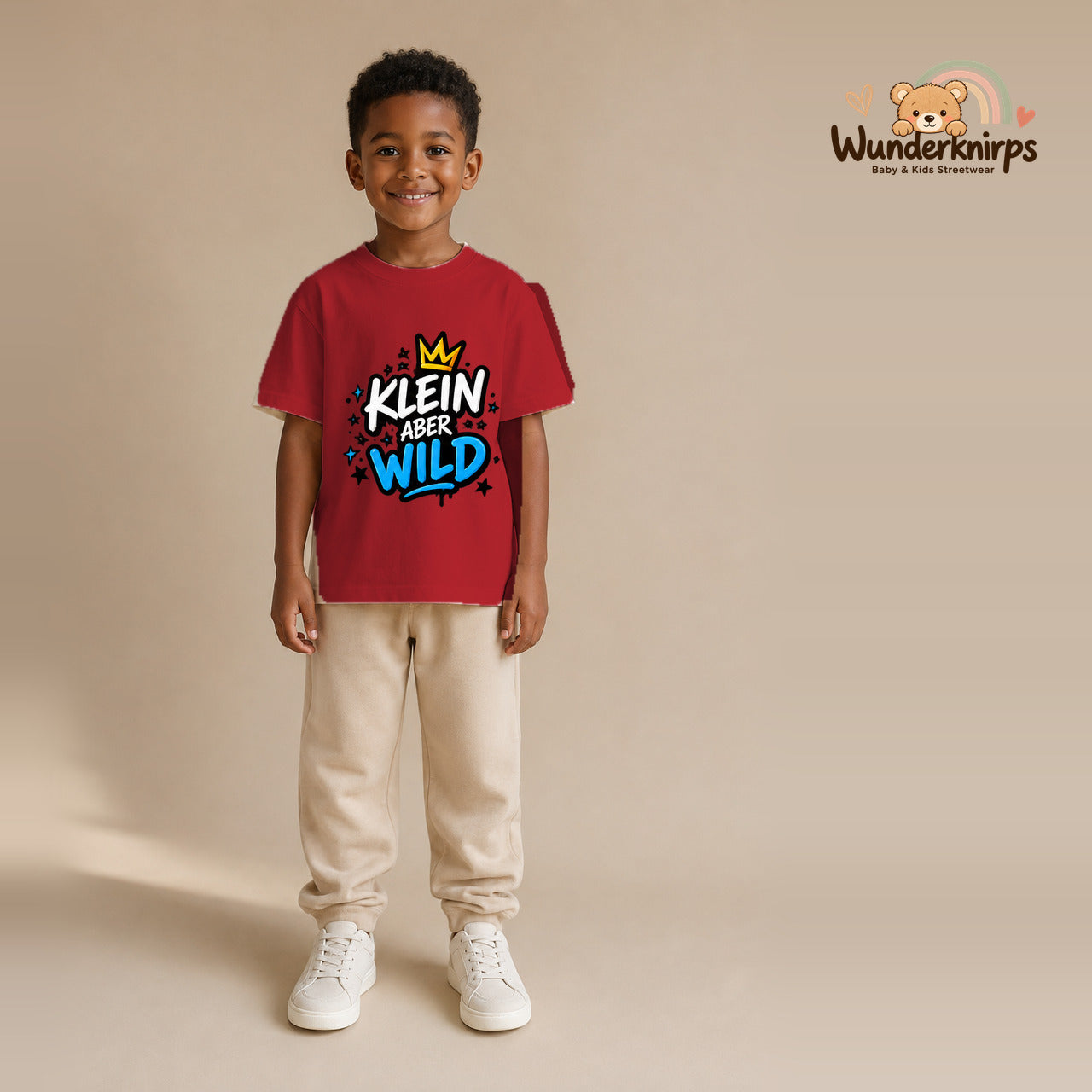 T-Shirt für Jungen in Rot mit Motiv „Klein aber wild“, getragen von einem Kind – Wunderknirps.