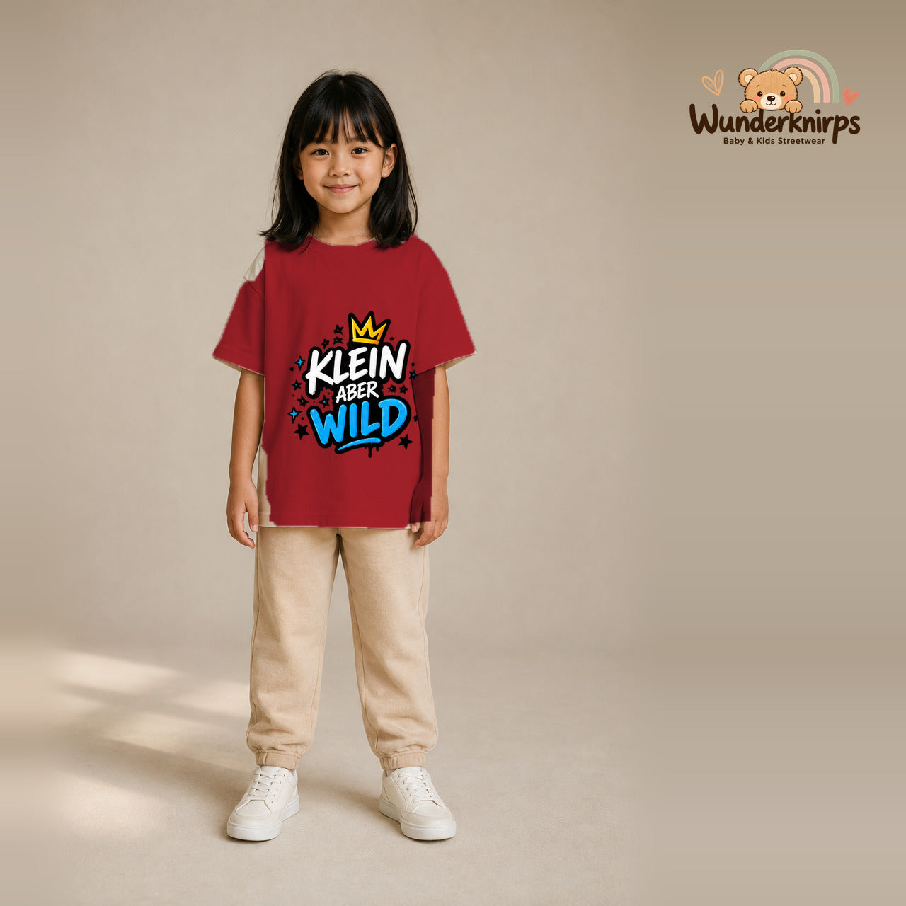 T-Shirt für Mädchen in Rot mit Motiv „Klein aber wild“, getragen von einem Kind – Wunderknirps.