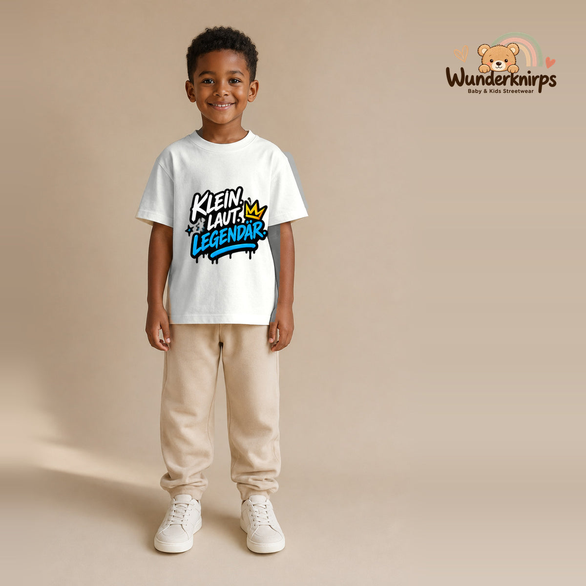 T-Shirt für Jungen in Weiß mit Motiv „Klein laut legendär“, getragen von einem Kind – Wunderknirps.