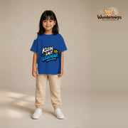 T-Shirt für Mädchen in Blau mit Motiv „Klein laut legendär“, getragen von einem Kind – Wunderknirps.