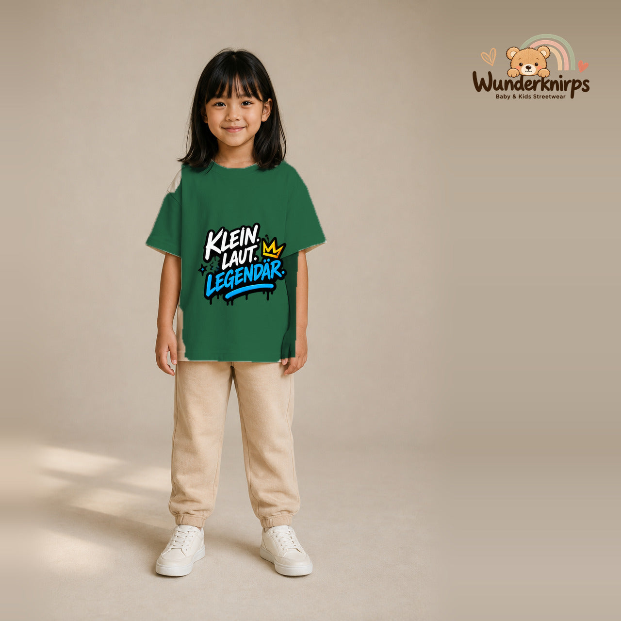 T-Shirt für Mädchen in Grün mit Motiv „Klein laut legendär“, getragen von einem Kind – Wunderknirps.
