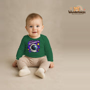 Babybody für Jungen in Grün mit Motiv „Kleine Astronautin“, getragen von einem Kind – Wunderknirps.