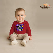 Babybody für Jungen in Rot mit Motiv „Kleine Astronautin“, getragen von einem Kind – Wunderknirps.