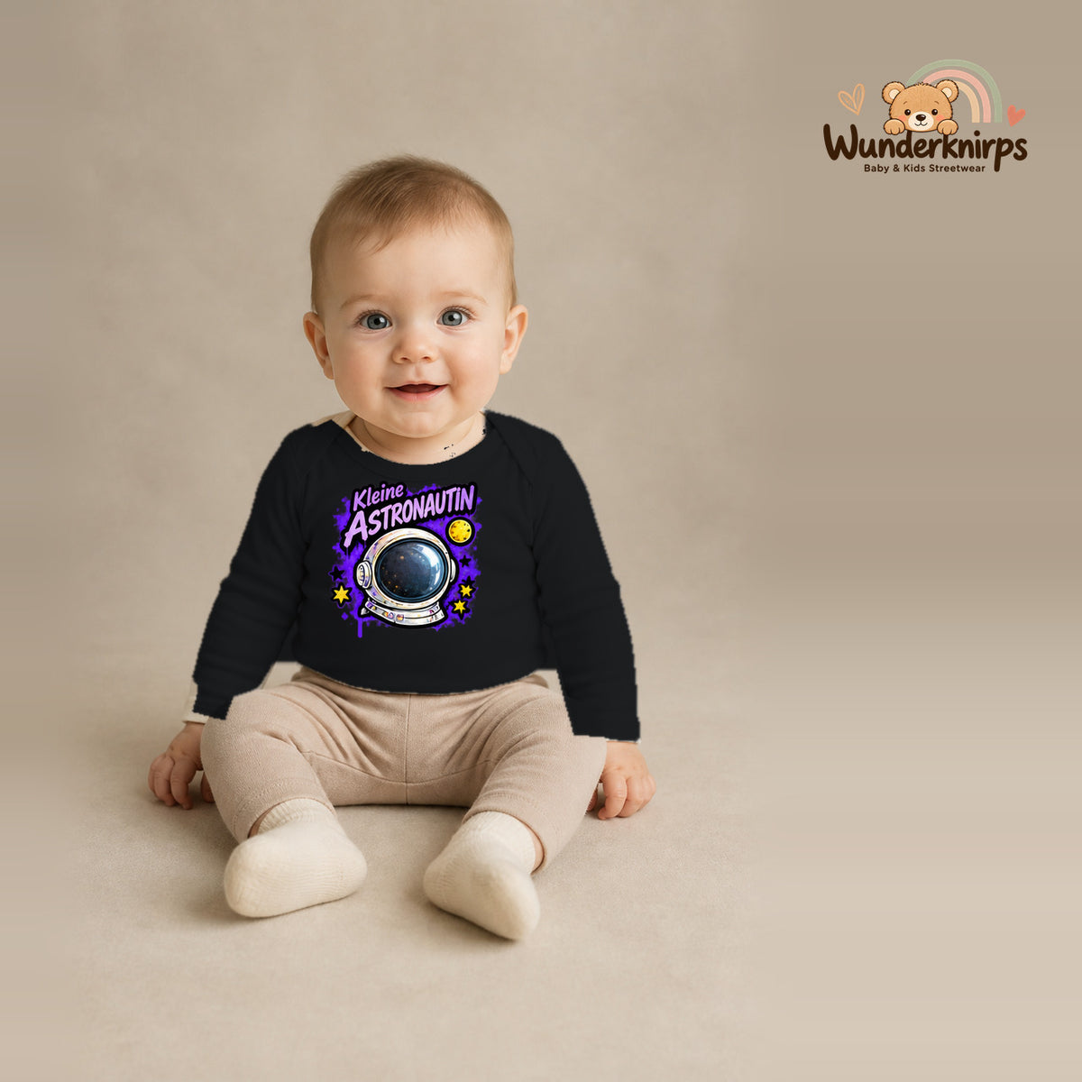 Babybody für Jungen in Schwarz mit Motiv „Kleine Astronautin“, getragen von einem Kind – Wunderknirps.
