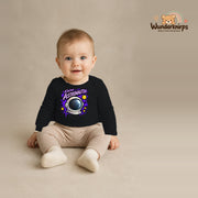 Babybody für Jungen in Schwarz mit Motiv „Kleine Astronautin“, getragen von einem Kind – Wunderknirps.