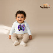 Babybody für Jungen in Weiß mit Motiv „Kleine Astronautin“, getragen von einem Kind – Wunderknirps.