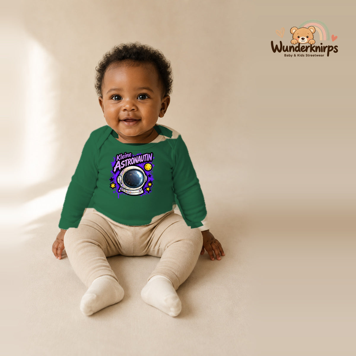 Babybody für Mädchen in Grün mit Motiv „Kleine Astronautin“, getragen von einem Kind – Wunderknirps.