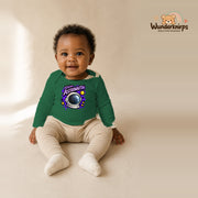 Babybody für Mädchen in Grün mit Motiv „Kleine Astronautin“, getragen von einem Kind – Wunderknirps.