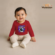 Babybody für Mädchen in Rot mit Motiv „Kleine Astronautin“, getragen von einem Kind – Wunderknirps.
