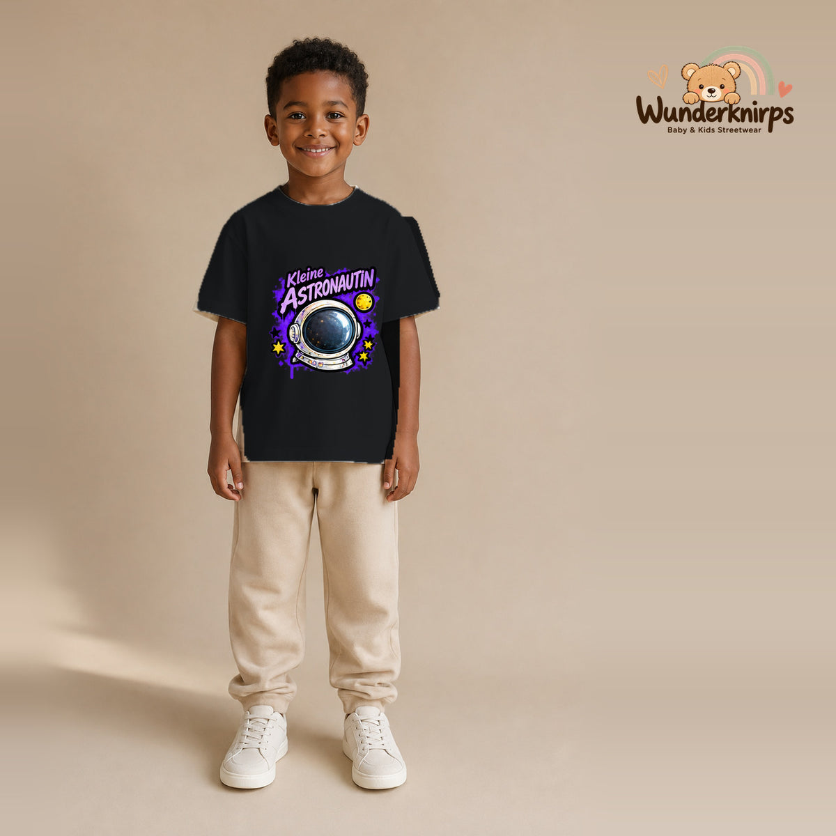 T-Shirt für Jungen in Schwarz mit Motiv „Kleine Astronautin“, getragen von einem Kind – Wunderknirps.