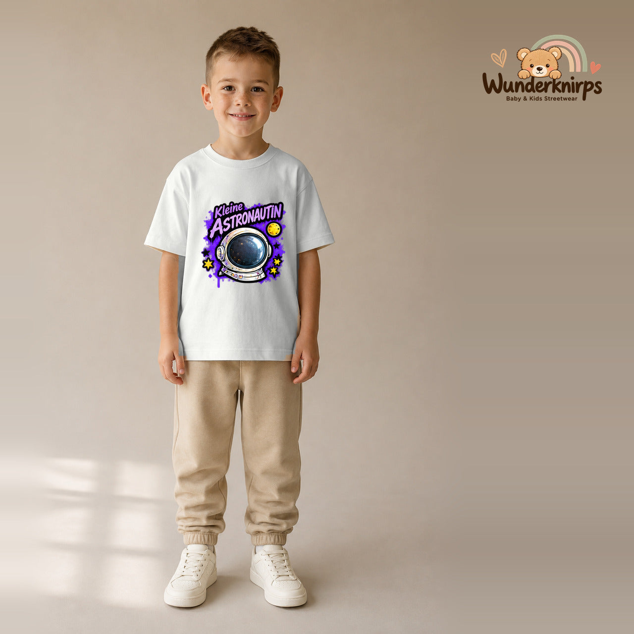 T-Shirt für Jungen in Weiß mit Motiv „Kleine Astronautin“, getragen von einem Kind – Wunderknirps.