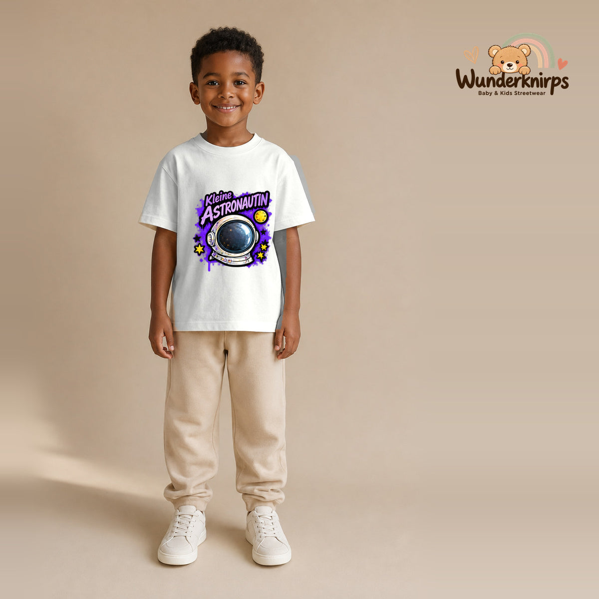 T-Shirt für Jungen in Weiß mit Motiv „Kleine Astronautin“, getragen von einem Kind – Wunderknirps.