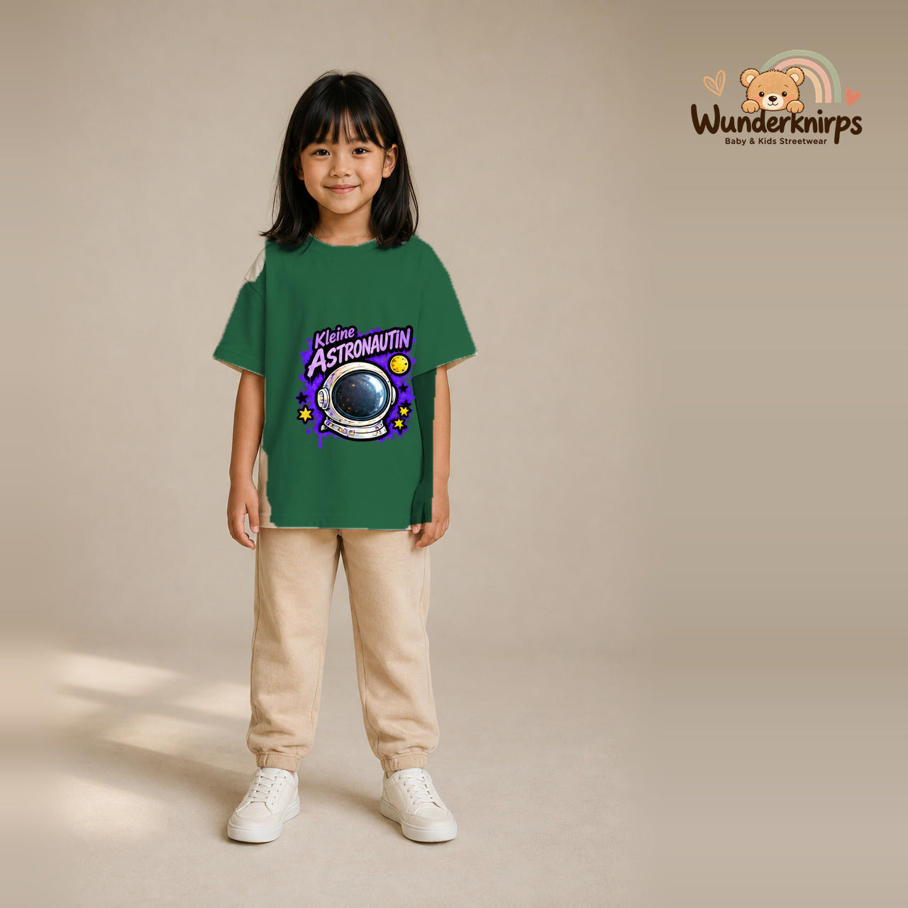 T-Shirt für Mädchen in Grün mit Motiv „Kleine Astronautin“, getragen von einem Kind – Wunderknirps.