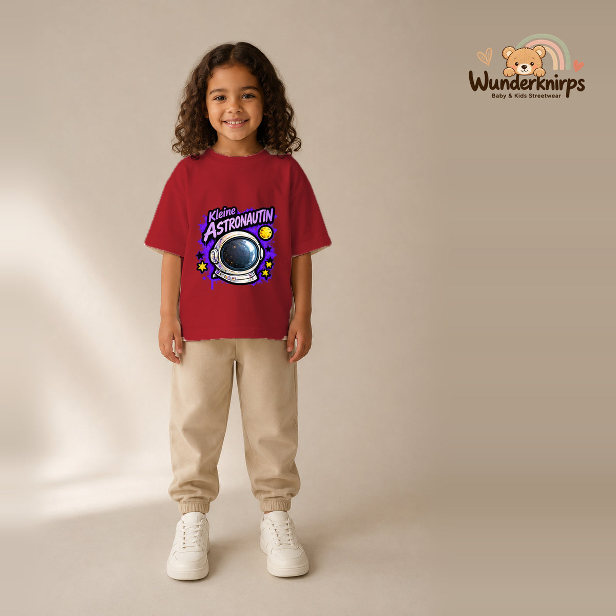 T-Shirt für Mädchen in Rot mit Motiv „Kleine Astronautin“, getragen von einem Kind – Wunderknirps.