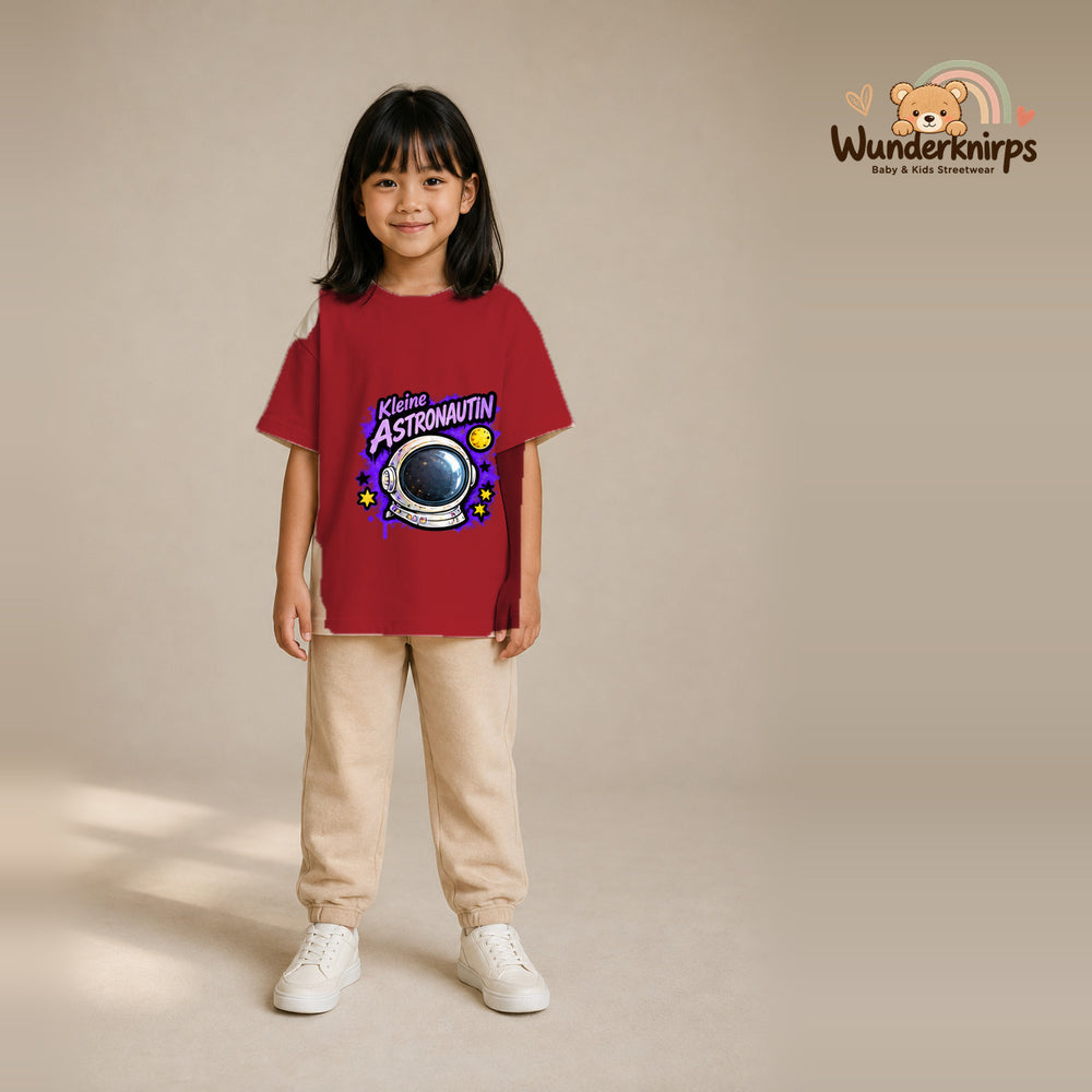 T-Shirt für Mädchen in Rot mit Motiv „Kleine Astronautin“, getragen von einem Kind – Wunderknirps.
