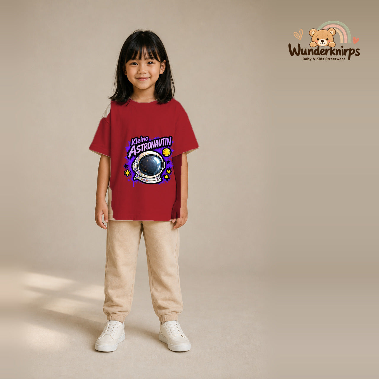 T-Shirt für Mädchen in Rot mit Motiv „Kleine Astronautin“, getragen von einem Kind – Wunderknirps.