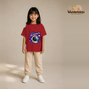 T-Shirt für Mädchen in Rot mit Motiv „Kleine Astronautin“, getragen von einem Kind – Wunderknirps.