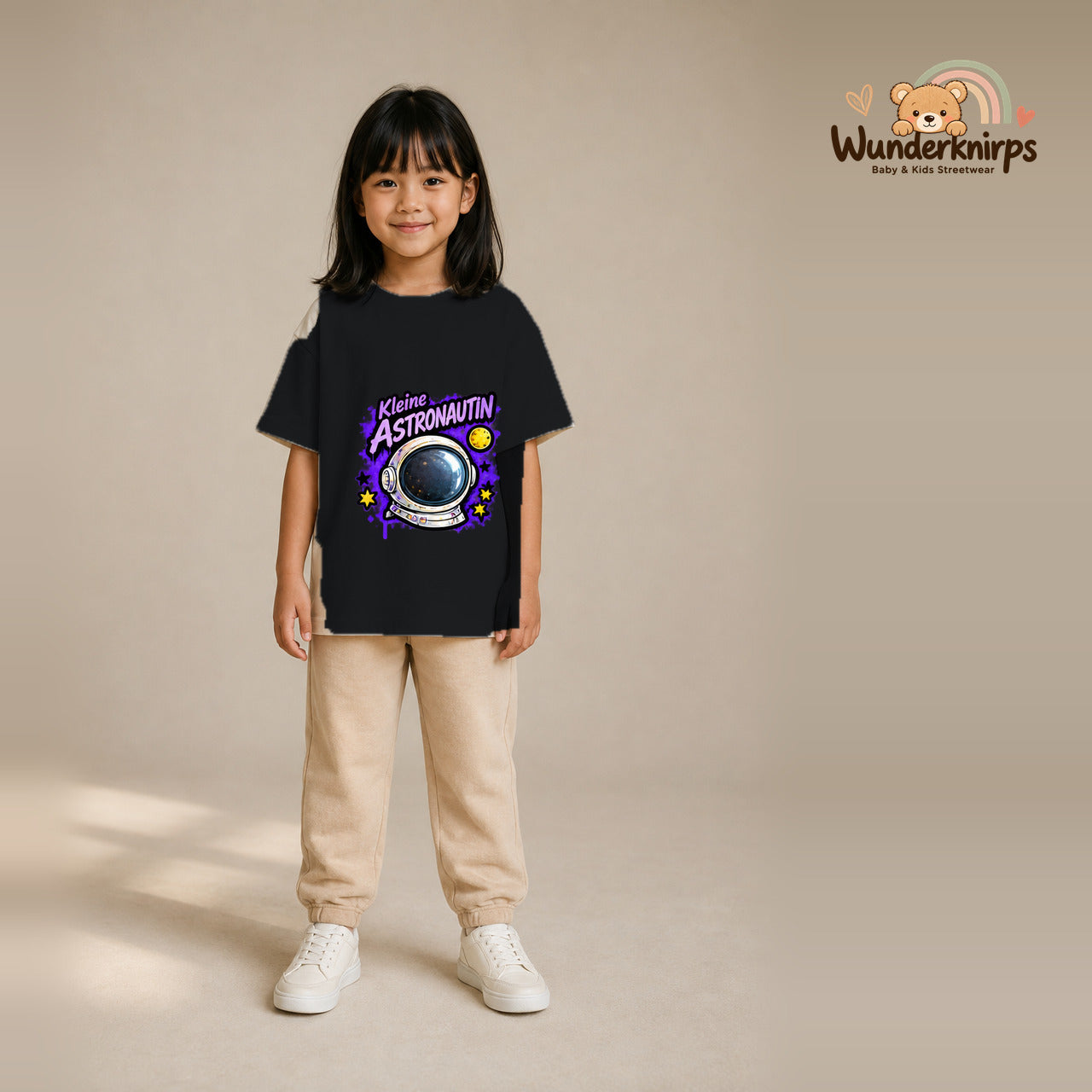 T-Shirt für Mädchen in Schwarz mit Motiv „Kleine Astronautin“, getragen von einem Kind – Wunderknirps.