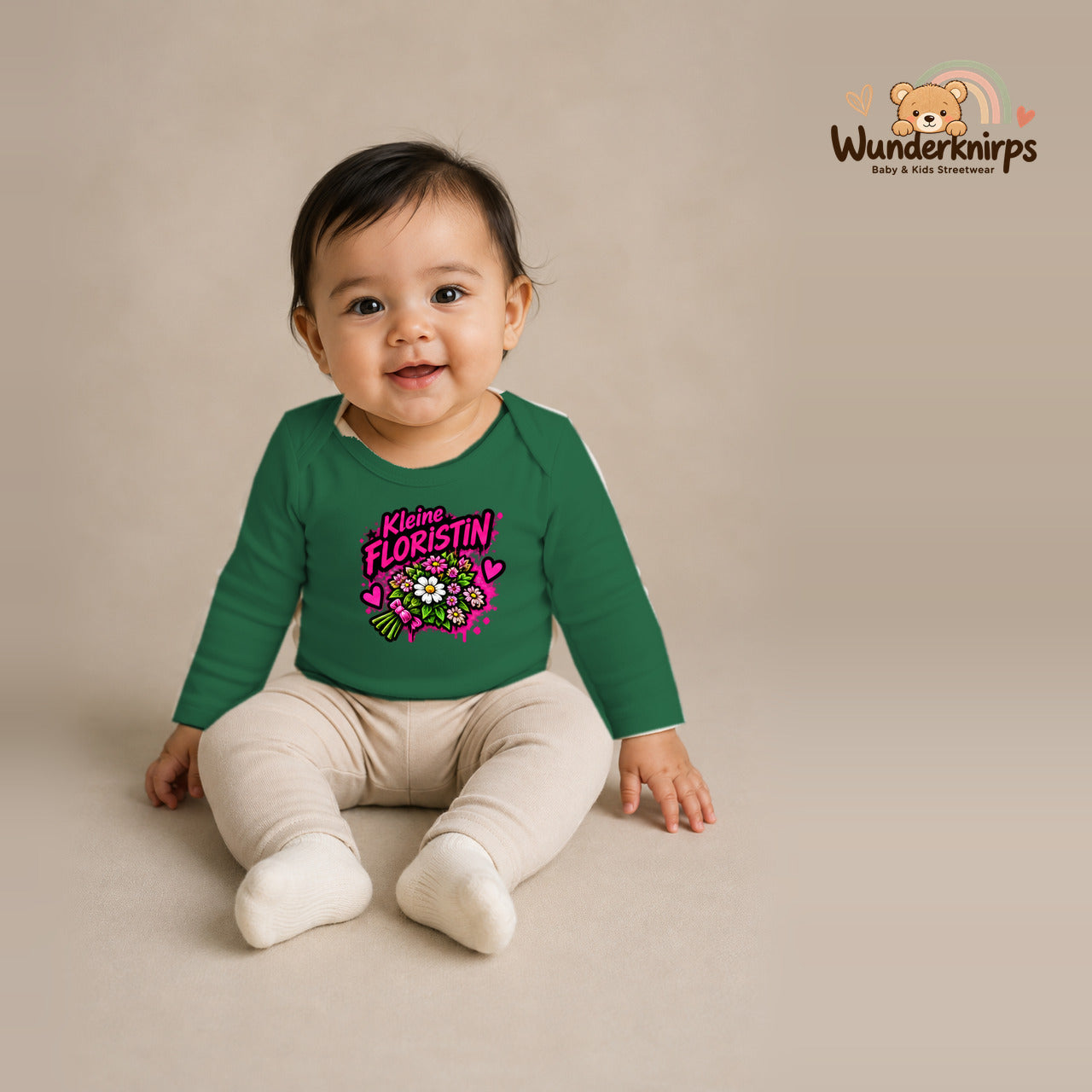 Babybody für Mädchen in Grün mit Motiv „Kleine Floristin“, getragen von einem Kind – Wunderknirps.