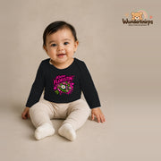 Babybody für Mädchen in Schwarz mit Motiv „Kleine Floristin“, getragen von einem Kind – Wunderknirps.