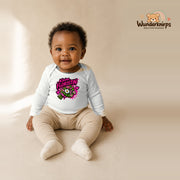 Babybody für Mädchen in Weiß mit Motiv „Kleine Floristin“, getragen von einem Kind – Wunderknirps.